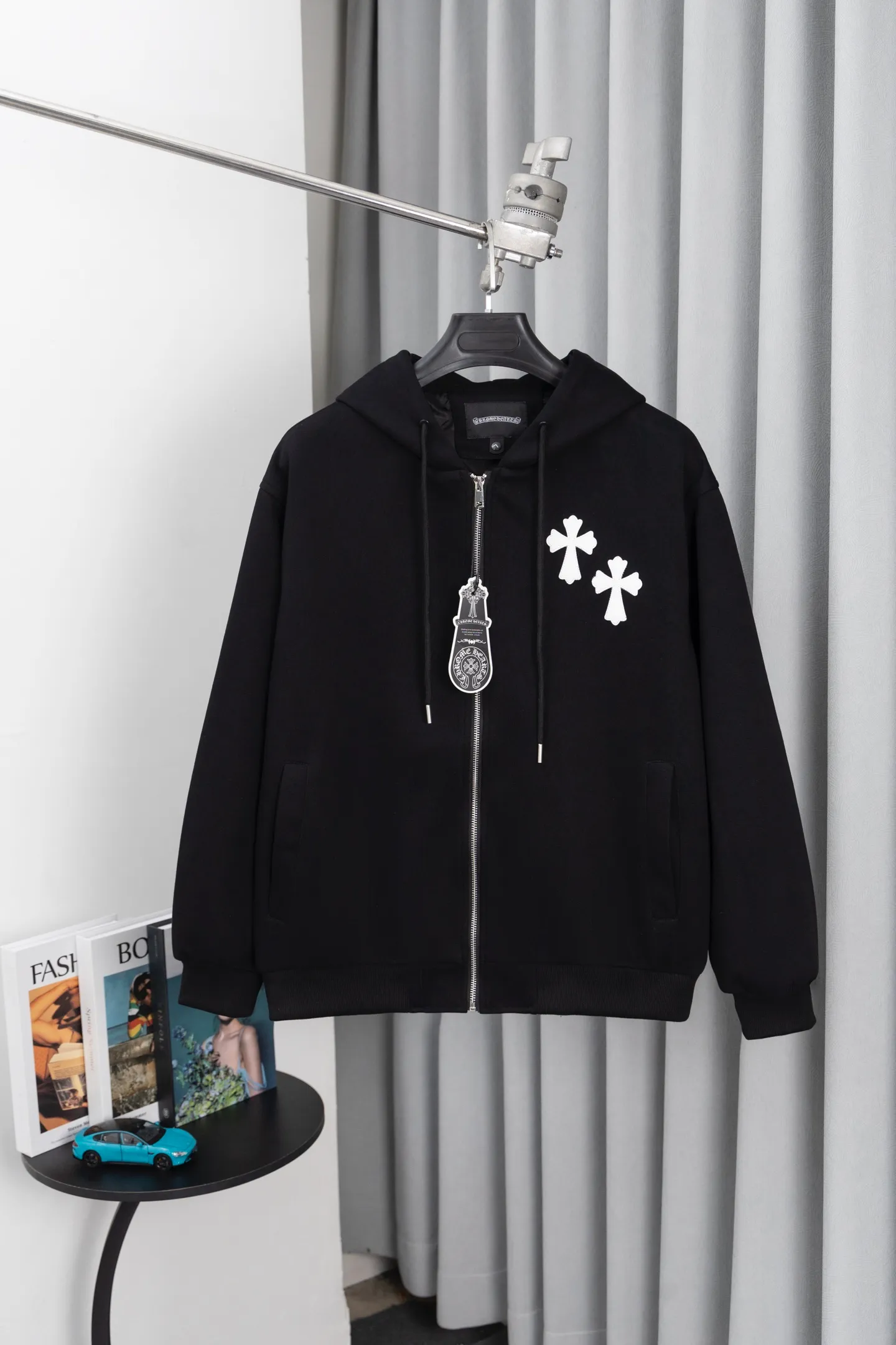 P320 Style number: S017 𝗖𝗵𝗿𝗼𝗺𝗲 𝗛𝗲𝗮𝗿𝘁𝘀/Cro Xin 2025 washed and burnt patch embroidered autumn and winter new original single counter American patchwork 3D three-dimensional couple casual cardigan plus velvet sweatshirt 👑The highest version! Customized fabric 480g tripe terry fabric! American acid-washed and distressed original fabric, laser burning + patch embroidery, exquisite embroidery of letters! The best-selling model in the counter, very comfortable to wear. Accessories: original molded and authenticated collar label➕100% silk wash label. Genuine purchase-grade original hangtag➕matching hanging rope➕3D hanging beads➕original packaging bag. Craftsmanship: The original version has consistent wiring! The highest version of the armhole matching technique! Color: Black Size: S M L XL